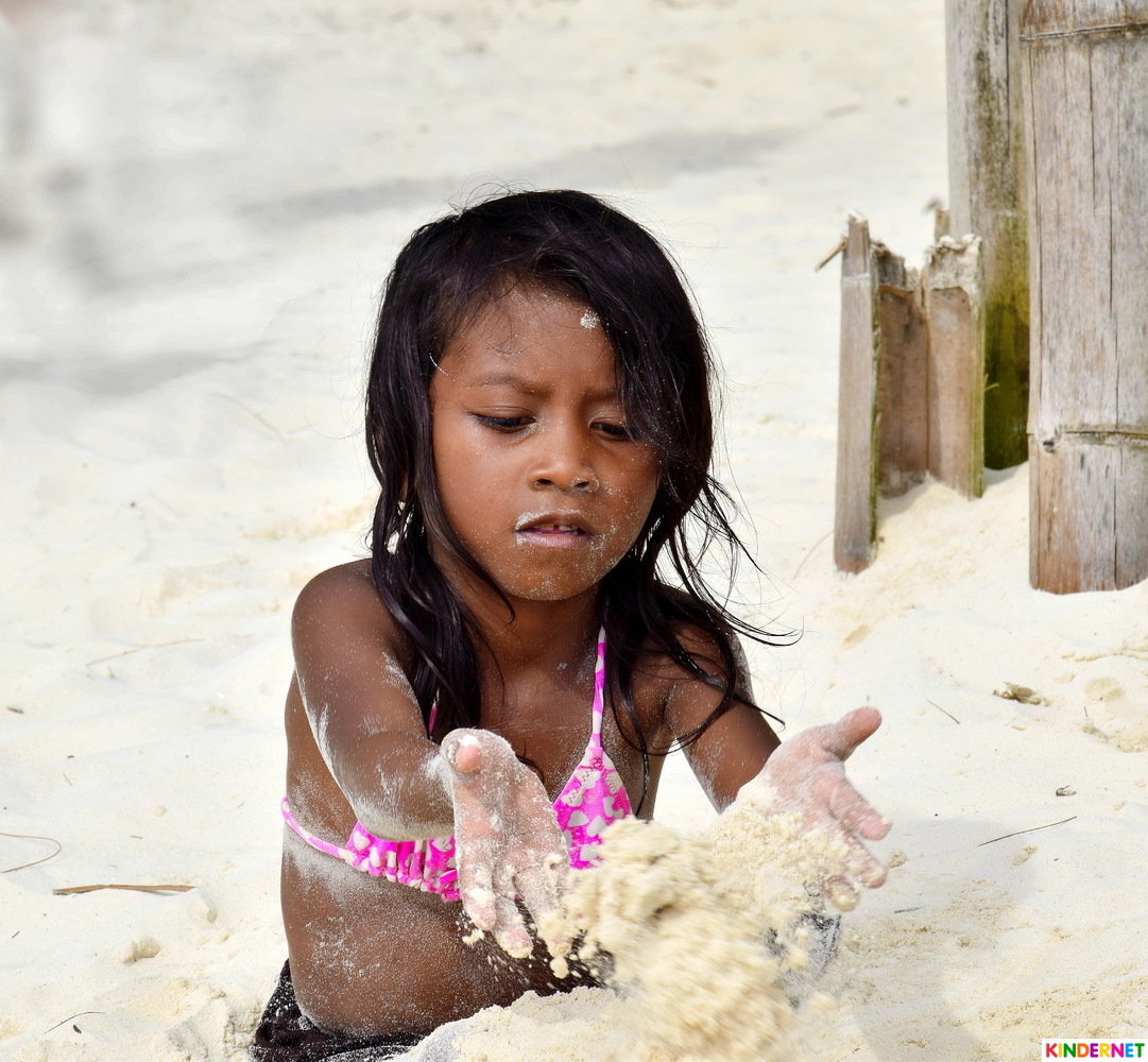 Девочка...пляж...песок...